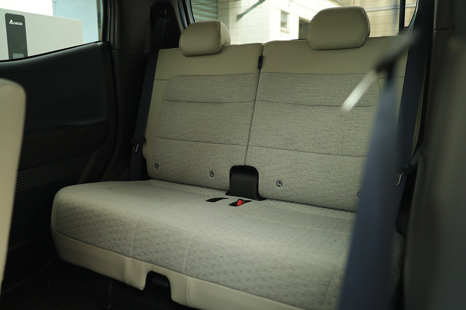 Kursi belakang Nissan Sakura