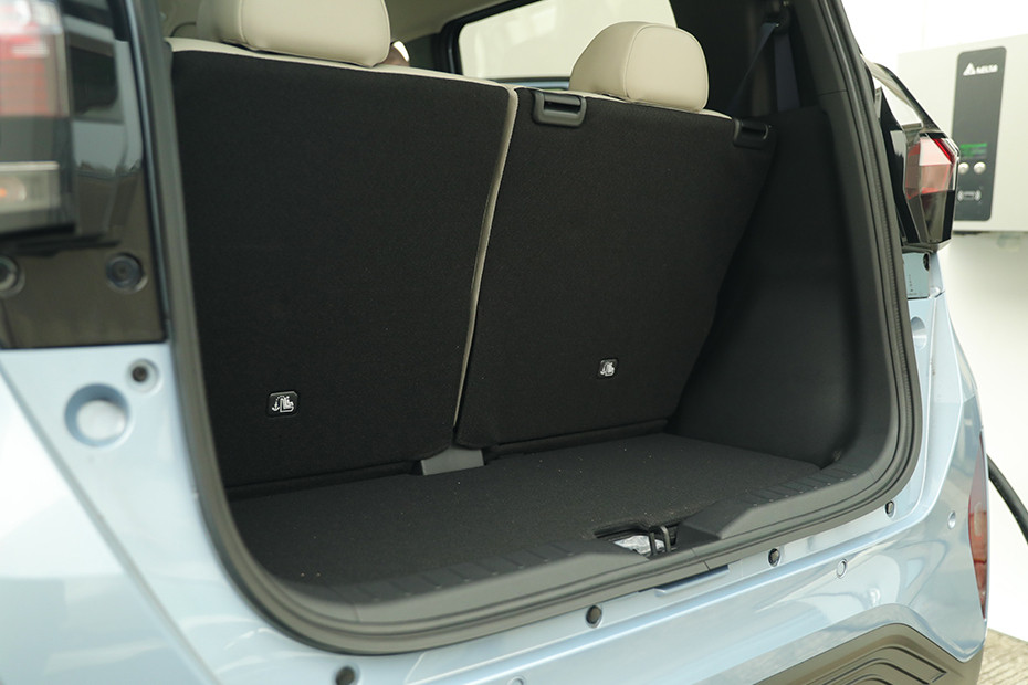 Tampak bagasi Nissan Sakura terbuka