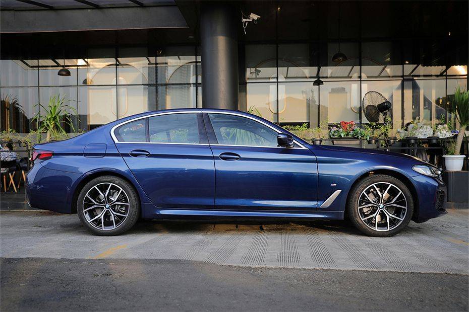 BMW 5 Series Sedan (2018-2023) Tampak kanan 