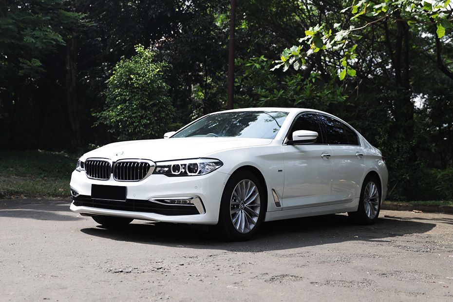 5 Series Sedan Front angle low view 5 Series Sedan Front angle low view