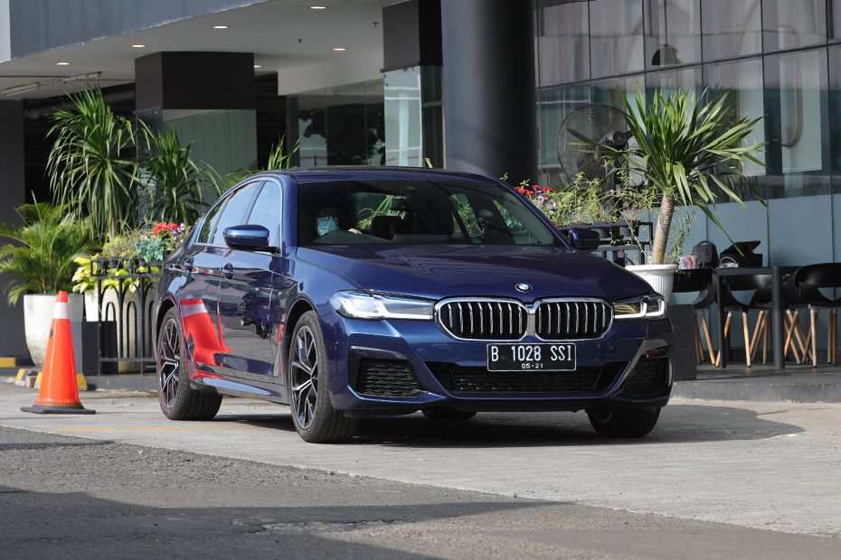 Tampak depan medium BMW 5 Series Sedan (2018-2023)