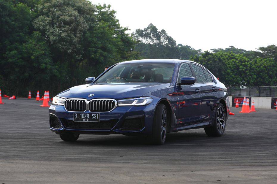 BMW 5 Series Sedan (2018-2023) Front Side View