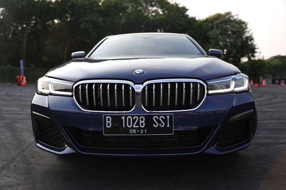 BMW 5 Series Sedan (2018-2023) Tampak Depan