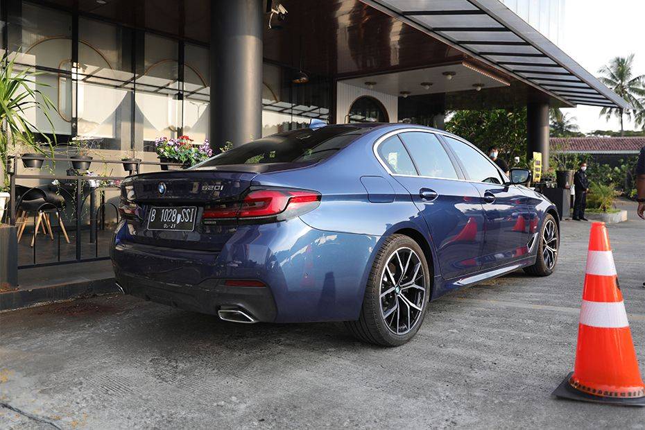 BMW 5 Series Sedan (2018-2023) Tampak belakang