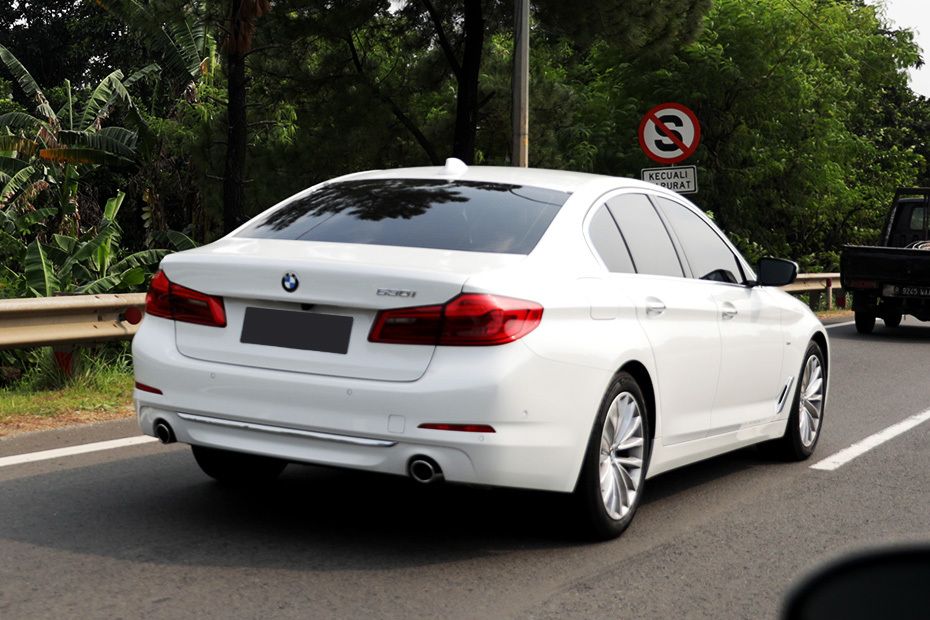 5 Series Sedan Rear angle view 5 Series Sedan Rear angle view