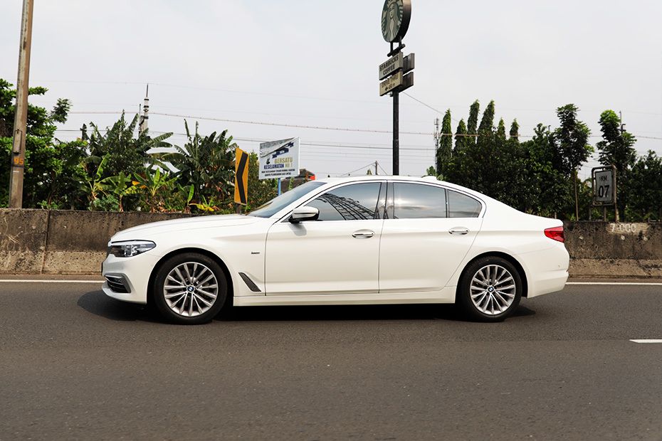 5 Series Sedan Side view 5 Series Sedan Side view