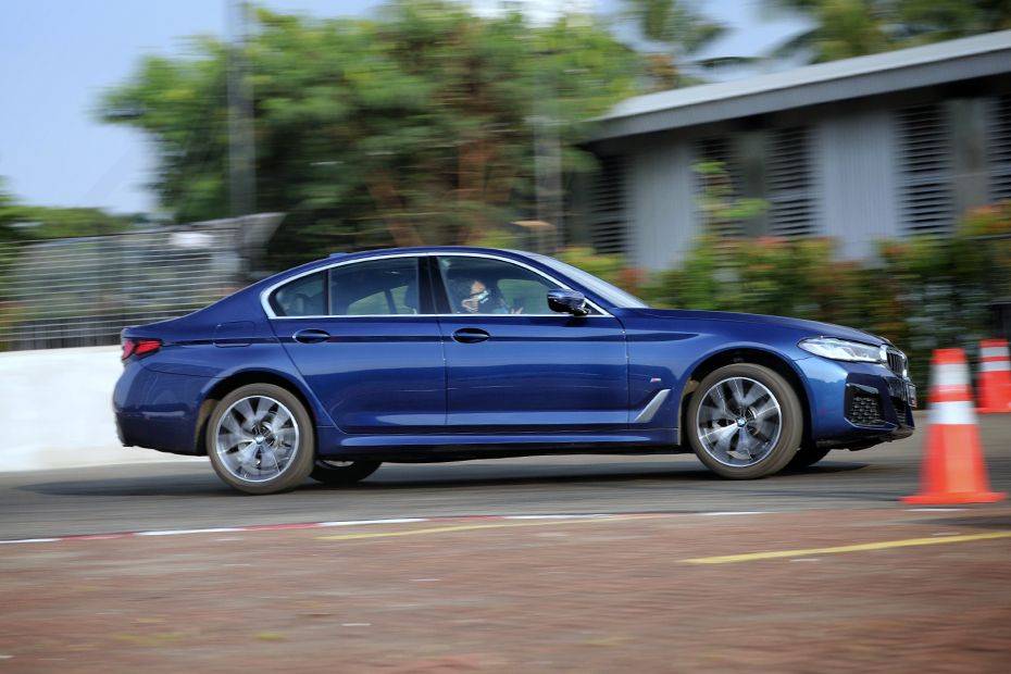 BMW 5 Series Sedan (2018-2023) Tampak samping