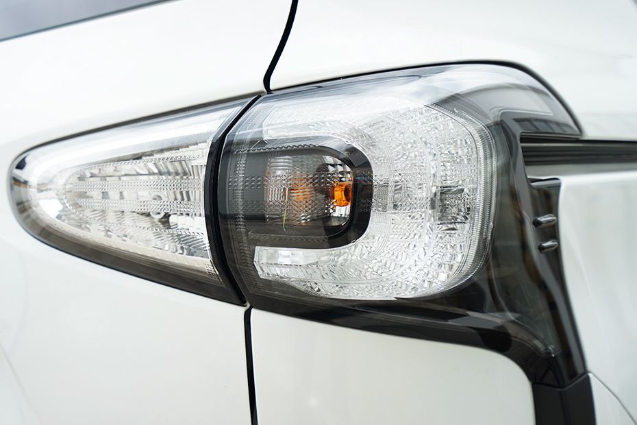 Toyota Sienta lampu belakang