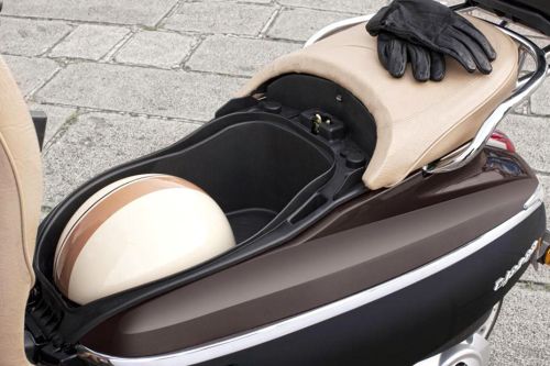 Tampak samping ruang bagasi Peugeot Django 150