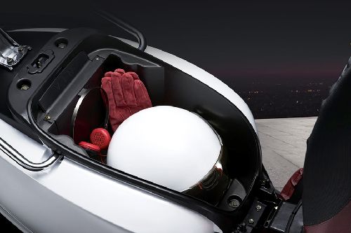 Tampak samping ruang bagasi Kymco Like 150i