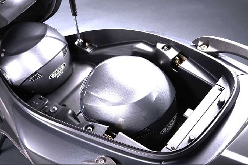 Tampak samping ruang bagasi Kymco X-Town 250i