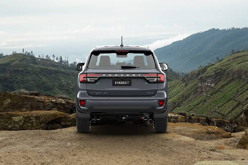 Tampak belakang Everest