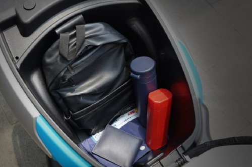 Tampak samping ruang bagasi United MT1500