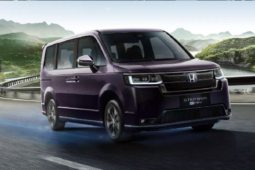 Honda StepWGN e:HEV Front Cross Side View