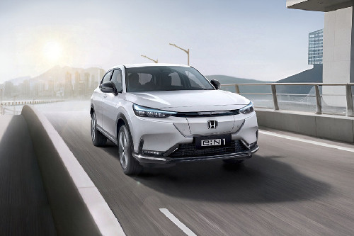 Tampak depan e:N1, tilted