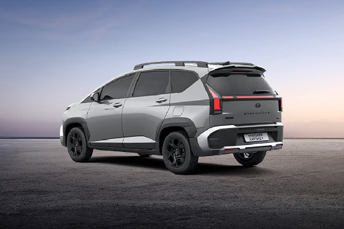 Rear Cross Side View Rear Cross Side View of Hyundai Stargazer Cartenz X