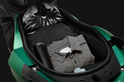 Tampak samping ruang bagasi Polytron Fox 500