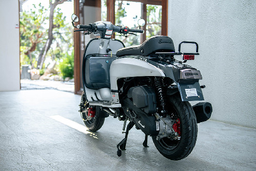 Tampak belakang kanan serong Scomadi Technica 200i Urban