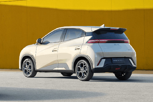 Tampak belakang serong Tampak belakang serong Atto 1