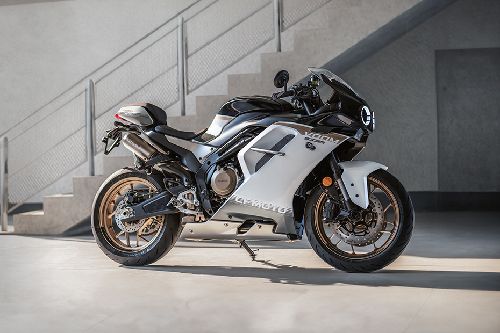 Tampak belakang serong CFMoto 500 SR-Voom