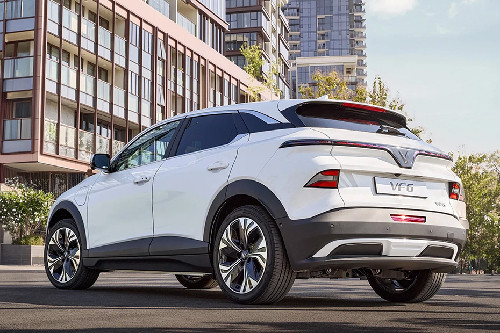 Tampak belakang low angle Tampak belakang low angle VF 6