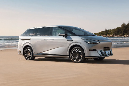 XPENG X9 Front Cross Side View