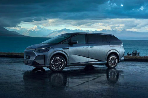 XPENG X9 Front Cross Side View
