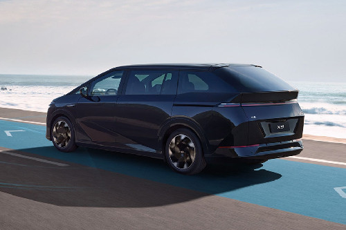 Tampak belakang serong X9