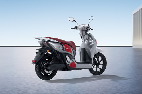 Tampak belakang INDOMOBIL eMOTOR Adora