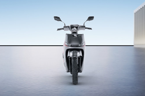 Tampak depan Tampak depan INDOMOBIL eMOTOR Adora