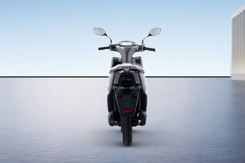 Tampak belakang Tampak belakang INDOMOBIL eMOTOR Adora