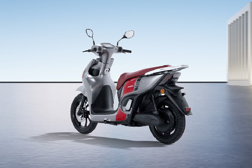 Tampak belakang kanan serong INDOMOBIL eMOTOR Adora