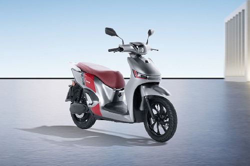 Tampak belakang serong Tampak belakang serong INDOMOBIL eMOTOR Adora