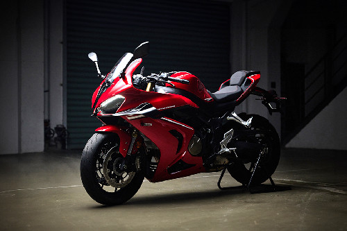 Tampak depan serong Tampak depan serong QJ Motor SRK 800RR