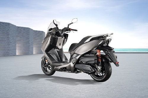 Tampak belakang kanan serong QJ Motor Fort 250