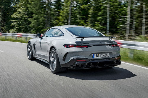 Tampak belakang serong AMG GT