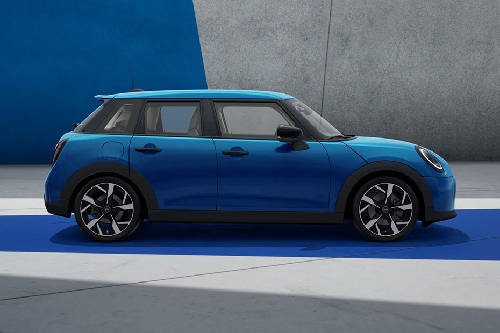 Tampak depan medum angle All New 5 Door
