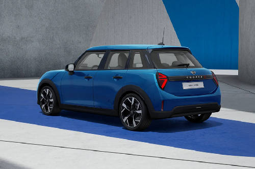 Tampak belakang serong All New 5 Door