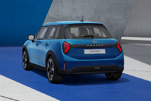 Tampak belakang tengah All New 5 Door