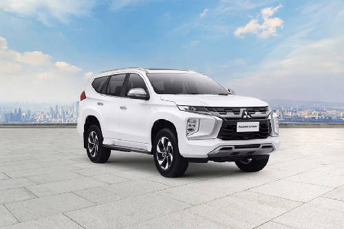 Tampak depan medium Mitsubishi Pajero Sport