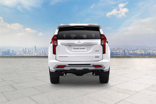 Tampak belakang Pajero Sport