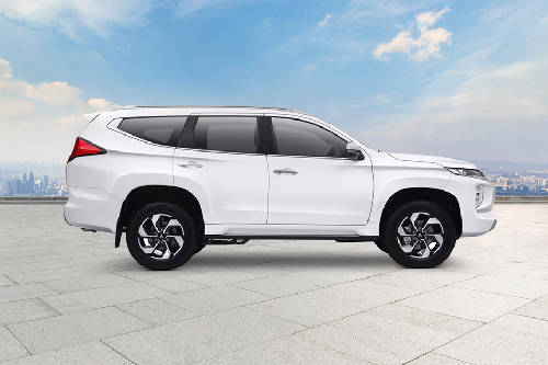 Tampak depan medum angle Pajero Sport