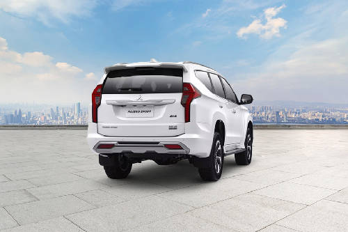 Tampak belakang Pajero Sport