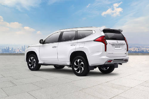 Tampak belakang serong Pajero Sport