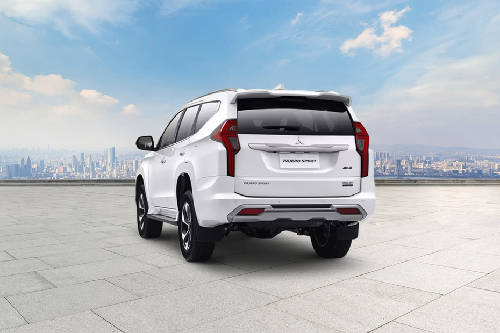 Tampak belakang tengah Pajero Sport