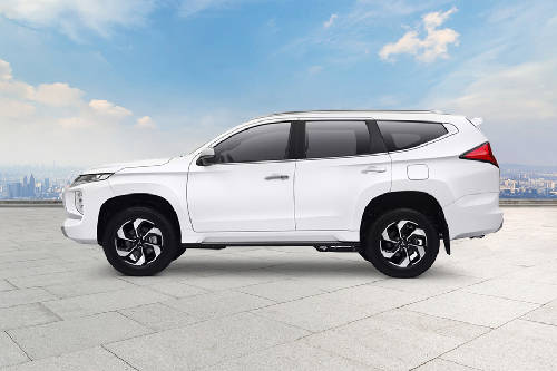 Tampak samping Pajero Sport