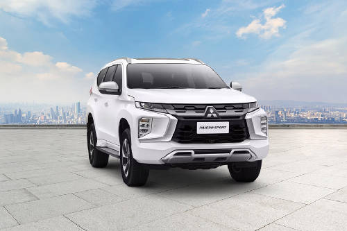 Tampak depan Pajero Sport, tilted