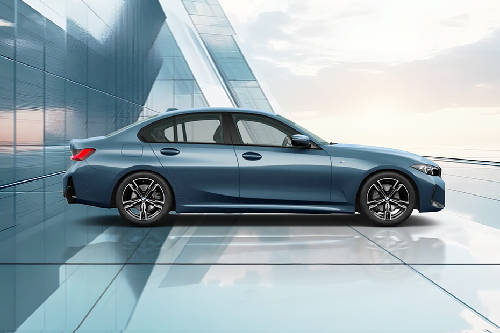 Tampak depan medum angle 3 Series Sedan