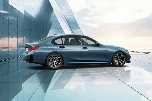 Tampak belakang sisi tengah 3 Series Sedan