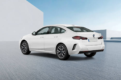 Tampak belakang serong 2 Series Gran Coupe